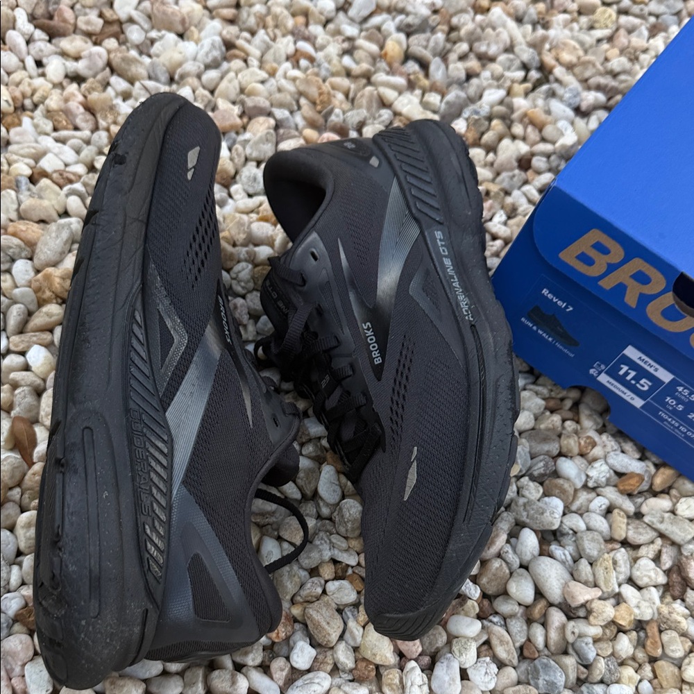 Brooks Men's Black Revel 👟 7 run & walk